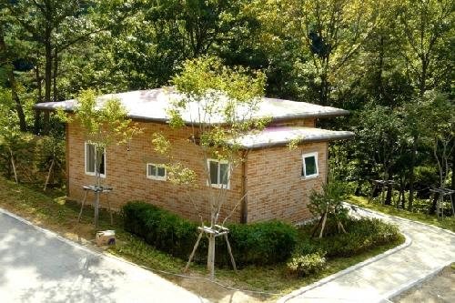숲 속 단층 벽돌 숲속의 집과 산책길